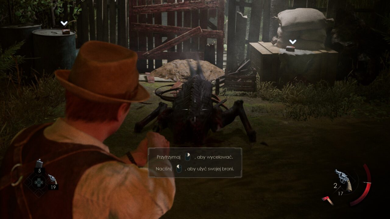 Postać w kapeluszu celuje do dużego, monstrualnego pająka w grze komputerowej, wskazówki sterowania po lewej stronie ekranu.