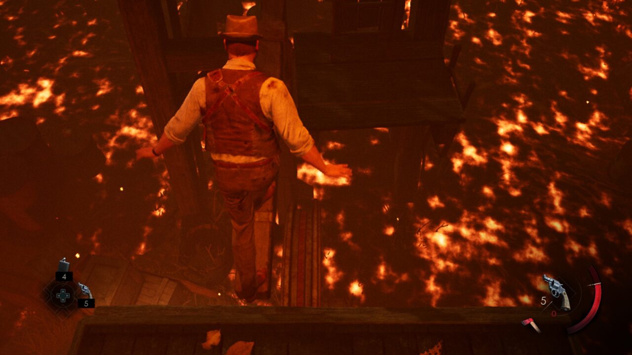 Zrzut ekranu z gry wideo przedstawiający postać w stylu westernowym idącą po drewnianym balkonie nad płonącym morzem lawy, z interfejsem użytkownika pokazującym wybór broni i pasek zdrowia.