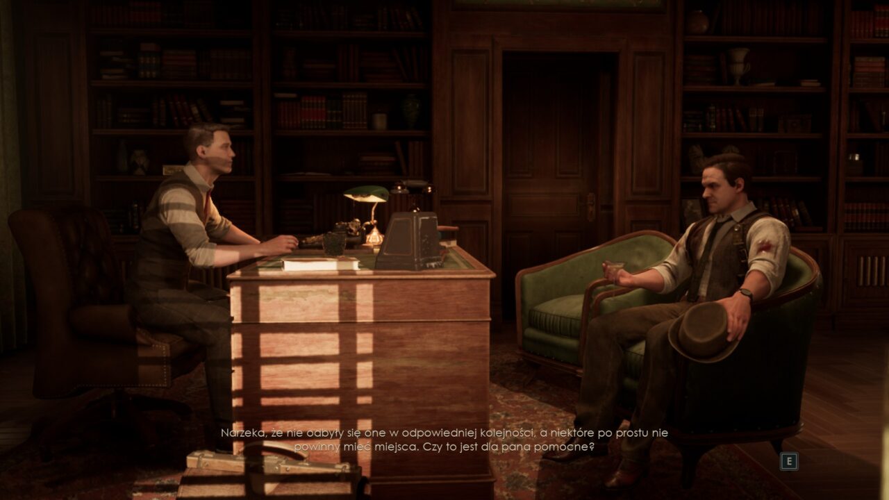 Dwóch mężczyzn w stylowo urządzonym gabinecie z epoki, jeden siedzi przy biurku, a drugi na fotelu, scena z gry komputerowej.