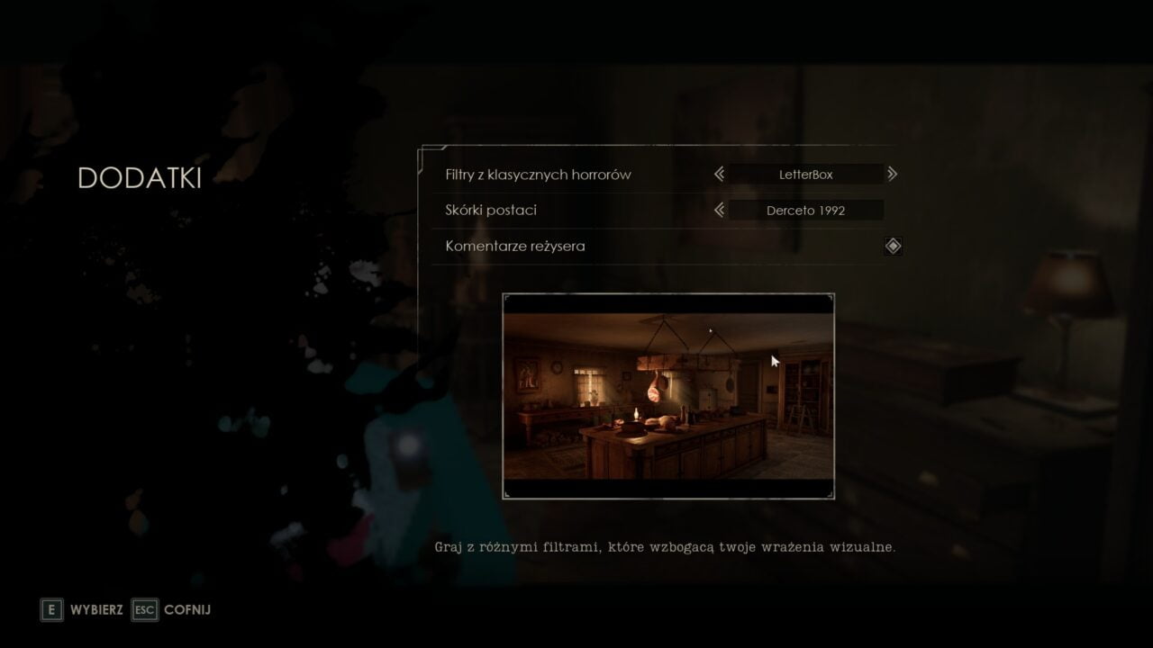 Zrzut ekranu menu dodatków gry komputerowej z opcjami "Filtry z klasycznych horrorów", "Skórki postaci" i "Komentarze reżysera", oraz z małym podglądem sceny z gry pokazującej pokój z drewnianymi meblami. Na dole napis: "Graj z różnymi filtrami, które wzbogacą twoje wrażenia wizualne".