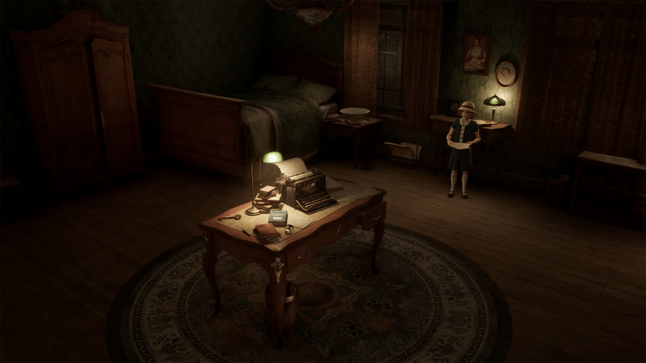 Kadr z Alone in the Dark. Wnętrze starego pokoju z biurkiem i maszyną do pisania, na którym leży otwarta książka i okulary, a w tle sypialnia i postać dziecka w kapeluszu trzymająca kartkę.