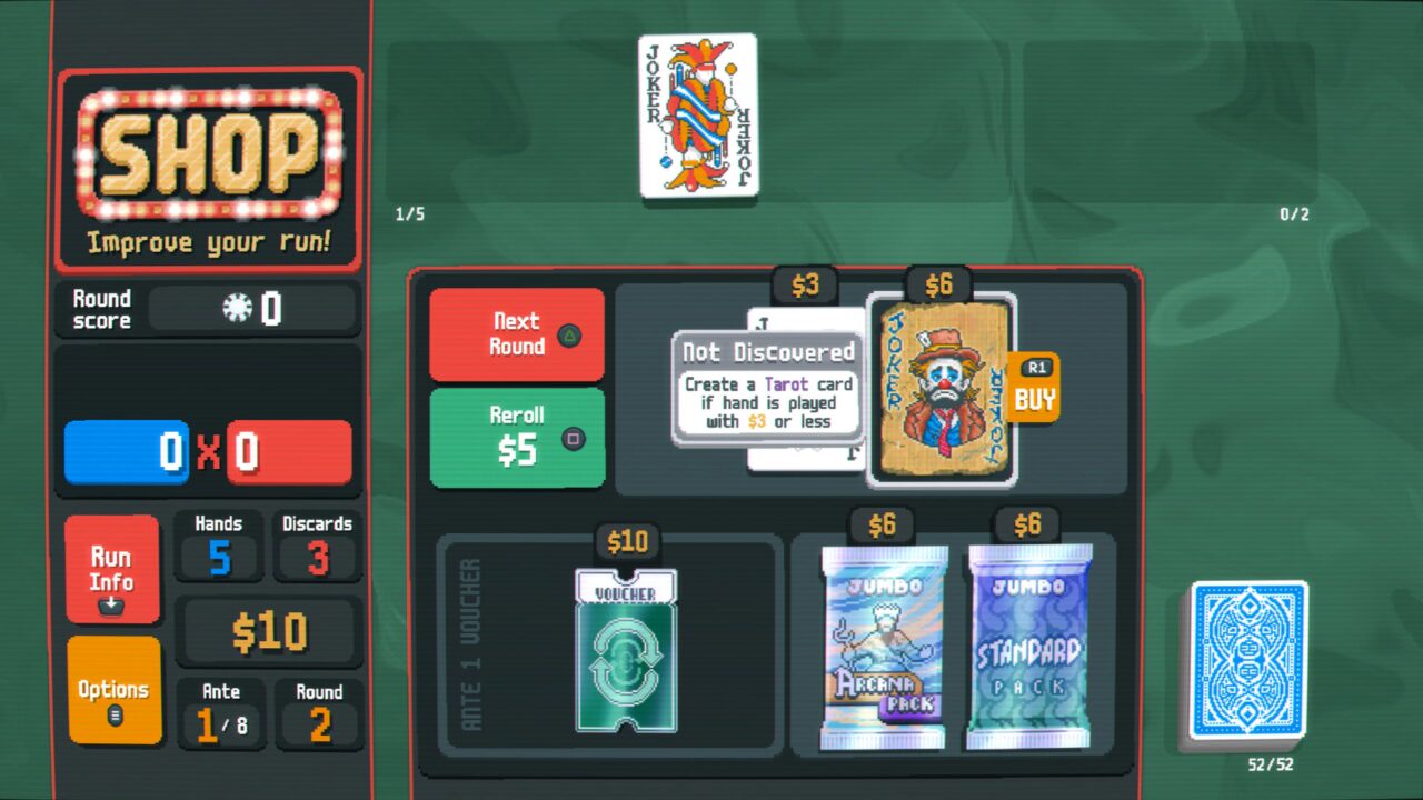 Uma captura de tela da interface da loja no jogo de cartas Balatro, exibindo vários itens para compra, incluindo cartas com diferentes valores e efeitos, e opções como "Proxima rodada" eu "Role novamente".