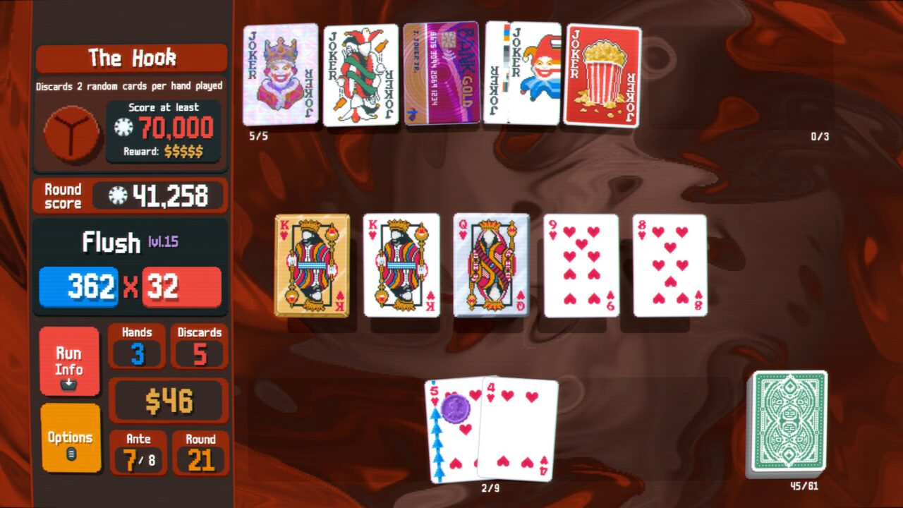 Uma captura de tela do jogo de cartas Balatro, mostrando mãos de cartas, incluindo curingas e cartas de copas.  A tela também exibe as pontuações, níveis e opções do jogador.