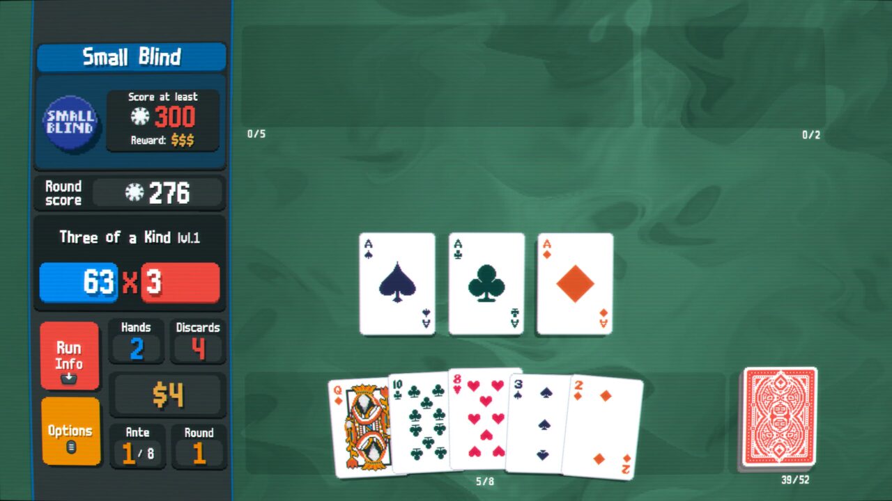 Ekran gry karcianej z trzema asami na stole, bocznym paskiem z wynikami i opcjami oraz talią kart w prawym dolnym rogu.