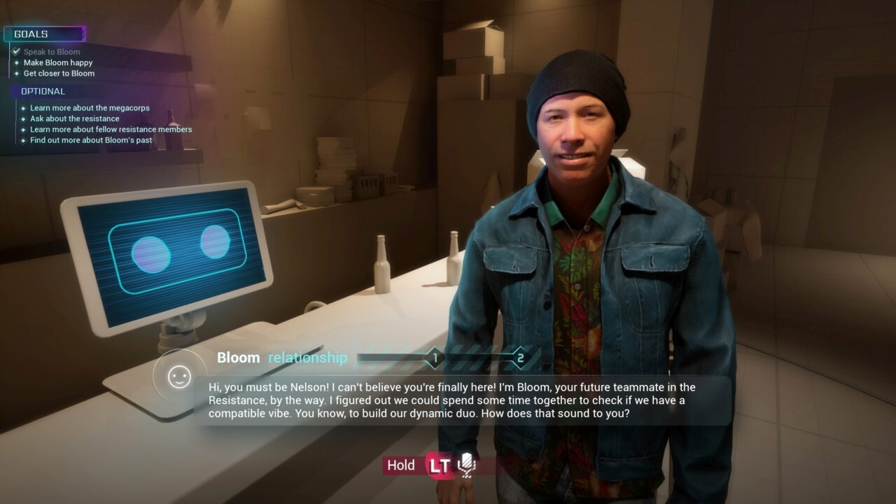 NEO NPC w działaniu. Mężczyzna w czapce beanie stojący w pomieszczeniu, z grafiką interaktywnej konwersacji pojawiającą się na ekranie monitora przed nim.