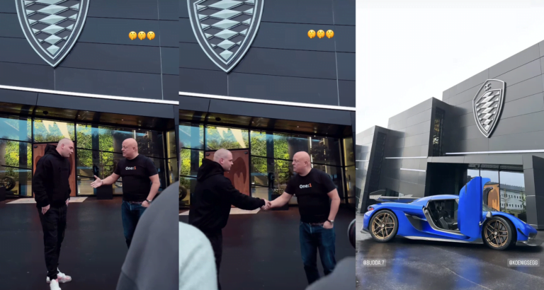 Kolaż trzech zdjęć przedstawiających mężczyzn witających się przed budynkiem z logo firmy Koenigsegg i niebieskim samochodem sportowym marki, zaparkowanym po prawej stronie.