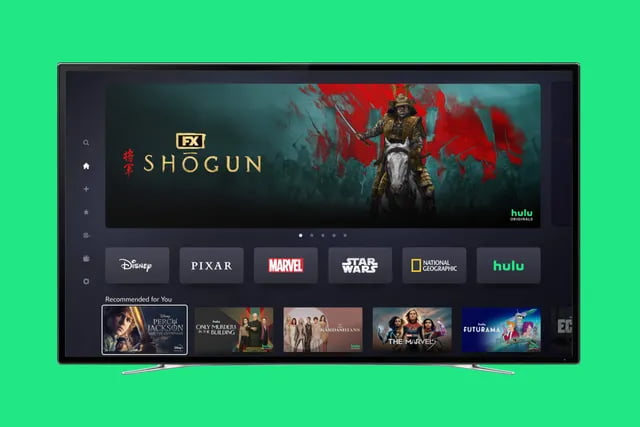 Ekran interfejsu użytkownika inteligentnego telewizora wyświetlający aplikację streamingową z różnymi kanałami i rekomendacjami filmów i seriali.