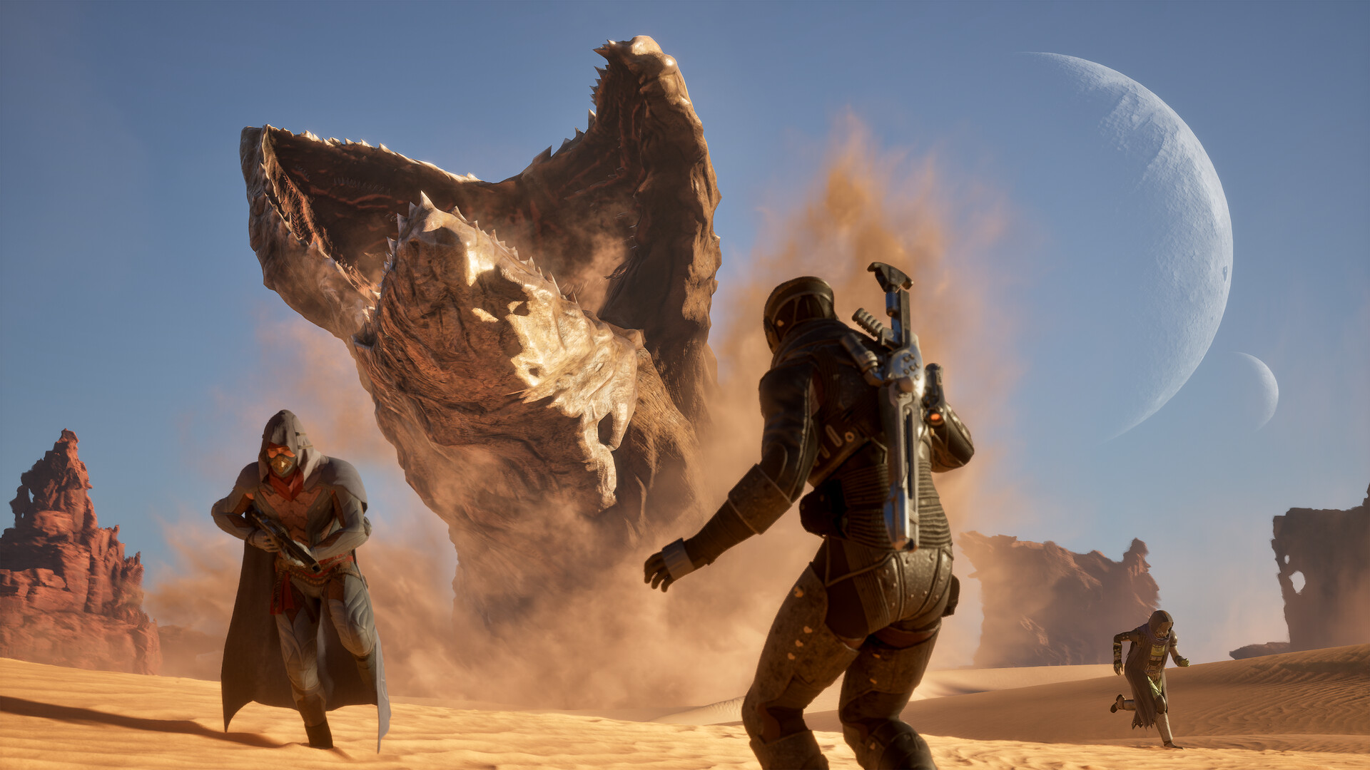 Scena z gry komputerowej przedstawiająca postacie w futurystycznych strojach walczące z wielkim piaszczystym potworem na tle pustyni i dwóch księżyców na niebie.