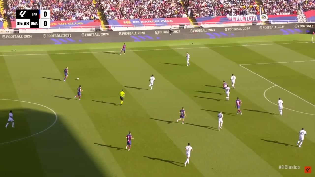 La Liga. Zrzut ekranu z meczu piłki nożnej pomiędzy FC Barcelona a Real Madryt, z wynikiem 0-0 w piątej minucie gry, z widocznymi reklamami "FOOTBALL 2024" i logo EA Sports.