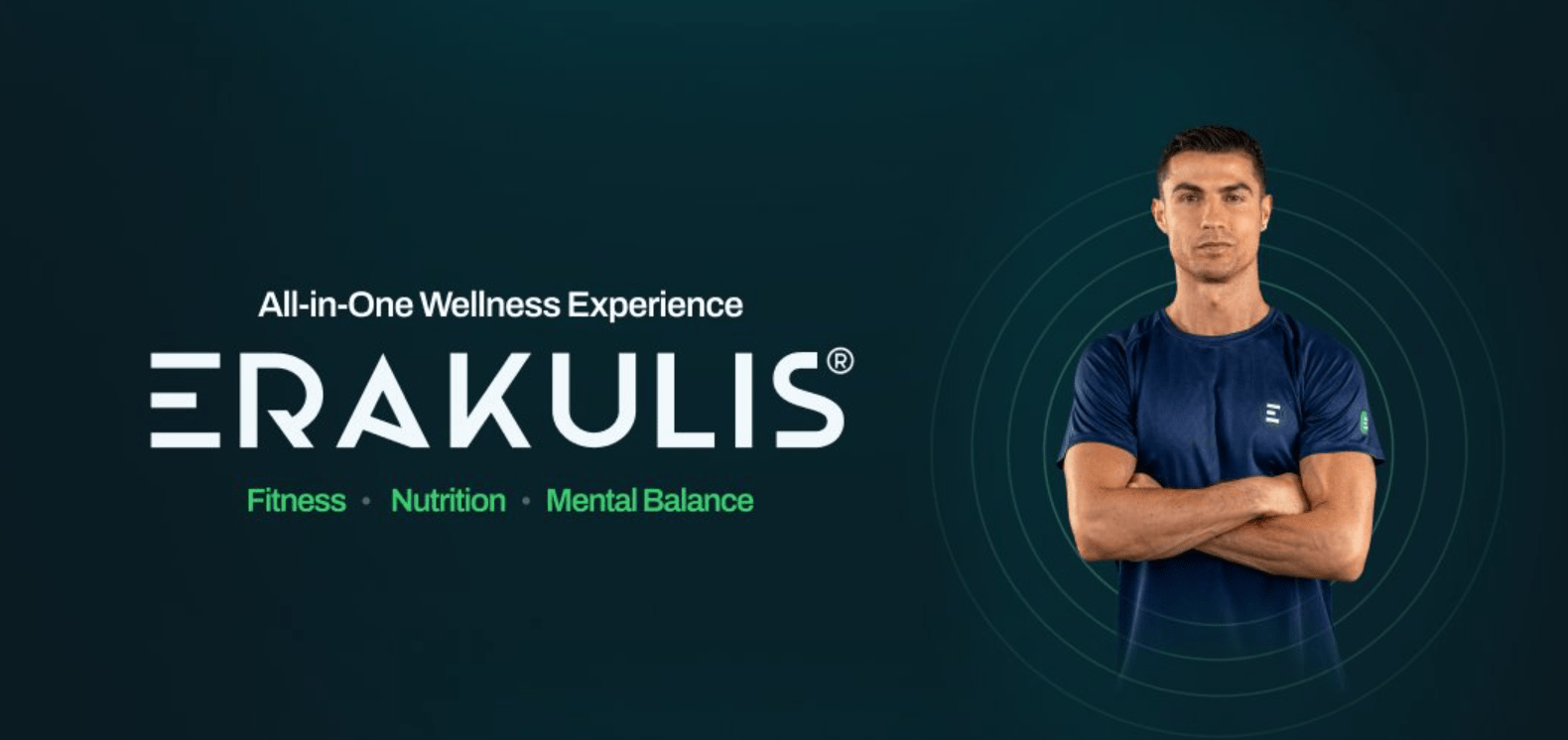 Mężczyzna w niebieskiej koszulce sportowej z założonymi rękami, stoi obok logotypu "ERAKULIS" z hasłem "All-in-One Wellness Experience" i słowami "Fitness · Nutrition · Mental Balance" na ciemnozielonym tle.