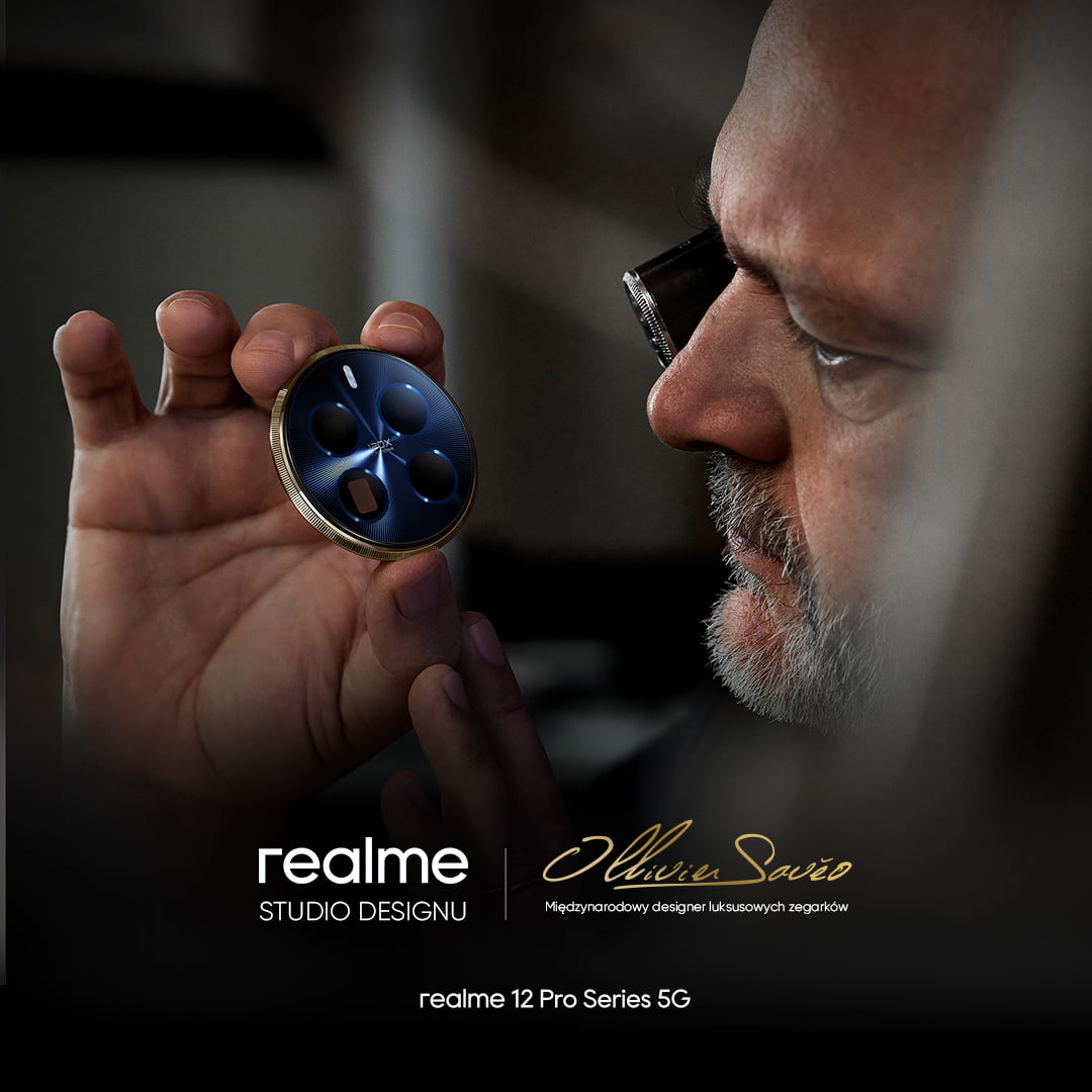 Um homem olha para um moderno aparelho com câmera tripla, segurado na mão, com as inscrições realme Studio Designu e a assinatura de Naier Sayás, designer internacional de relógios de luxo, ao lado do produto realme 12 Pro Series 5G.