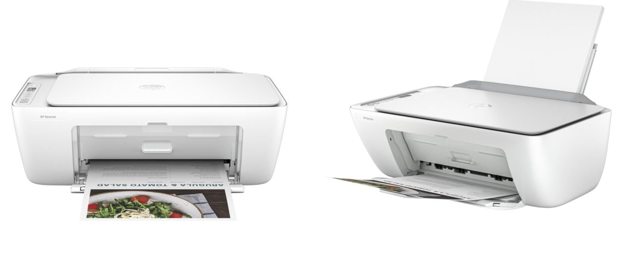 Dwa białe drukarki marki HP DeskJet, jedna z zamkniętymi pokrywami, a druga w trakcie drukowania kolorowej strony.
