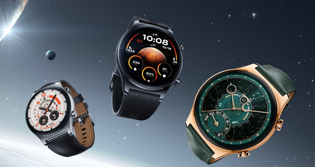 Três relógios inteligentes com mostradores diferentes exibindo a hora e diversas informações no fundo do espaço.