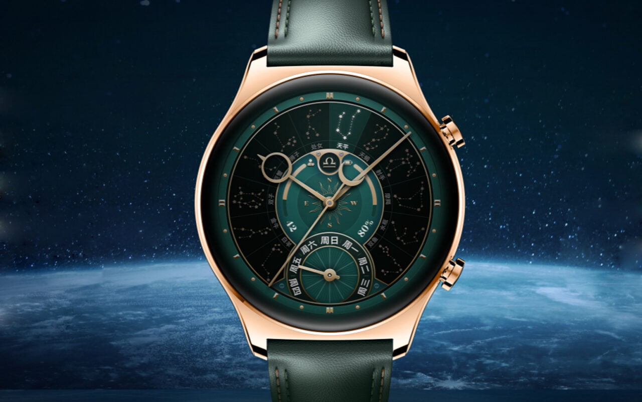 Smartwatch Honor Watch GS 4 na rękę z różowo-złotą kopertą, zieloną tarczą i paskiem, na tle kosmicznym z widokiem na Ziemię.