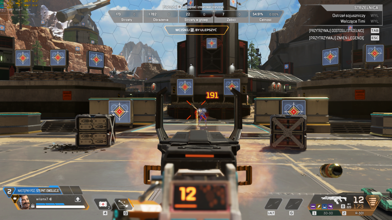 Zrzut ekranu z gry komputerowej pokazujący perspektywę pierwszej osoby, celującą z karabinu w cel na poligonie strzeleckim, z różnymi wskaźnikami rozgrywki i statystykami na HUD.