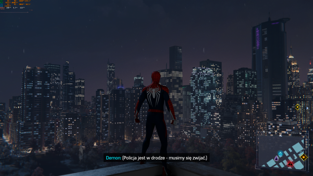 Postać przypominająca Spider-Mana stoi na krawędzi budynku w nocy z widokiem na oświetlone wieżowce miasta.