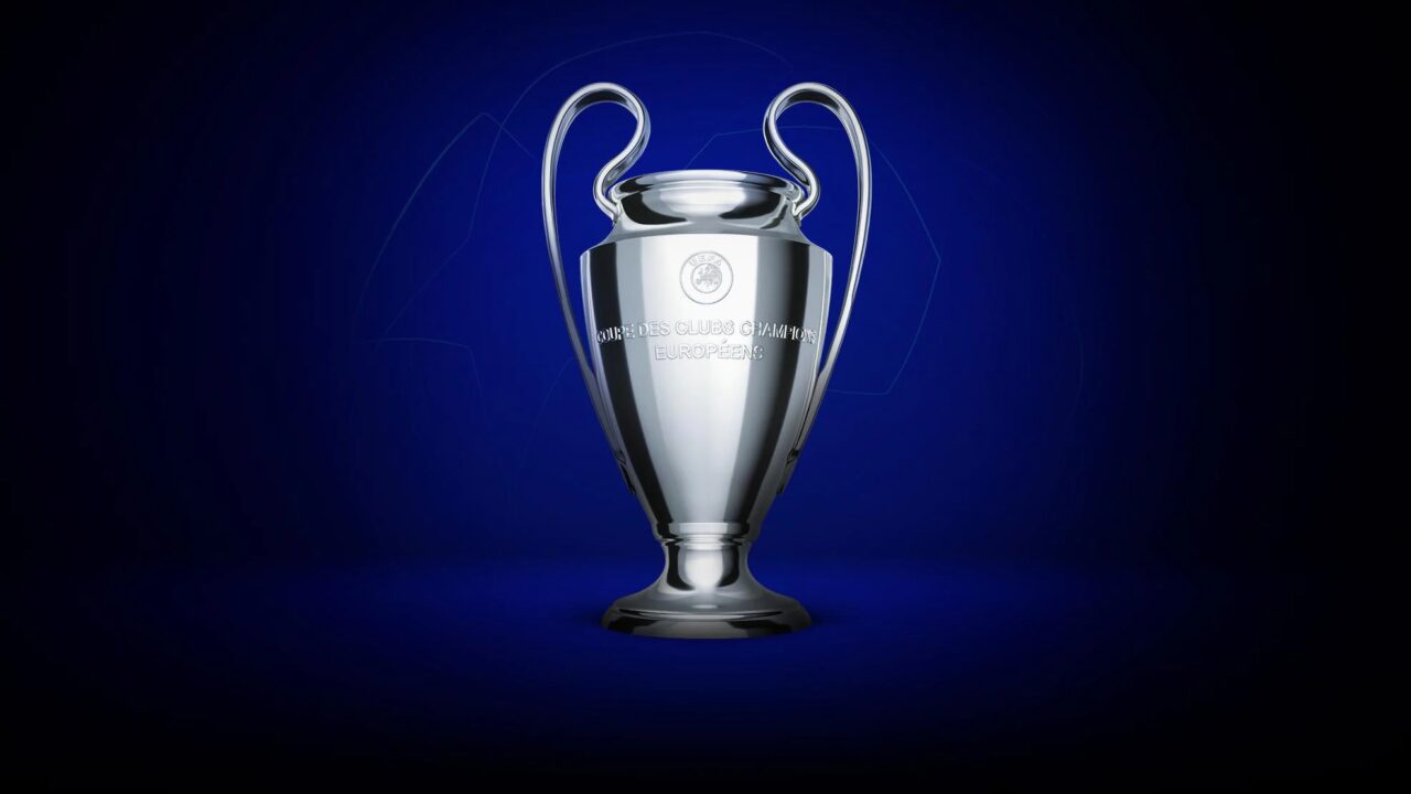 Trofeum Liga Mistrzów UEFA na ciemnoniebieskim tle.