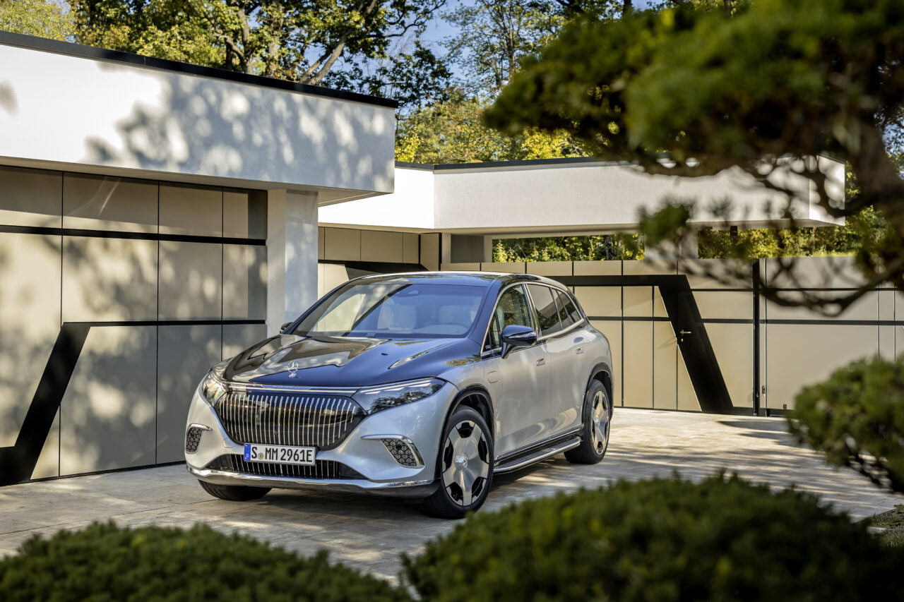 Elektryczny Maybach. Srebrny samochód elektryczny marki Mercedes zaparkowany przed nowoczesnym domem w słoneczny dzień.