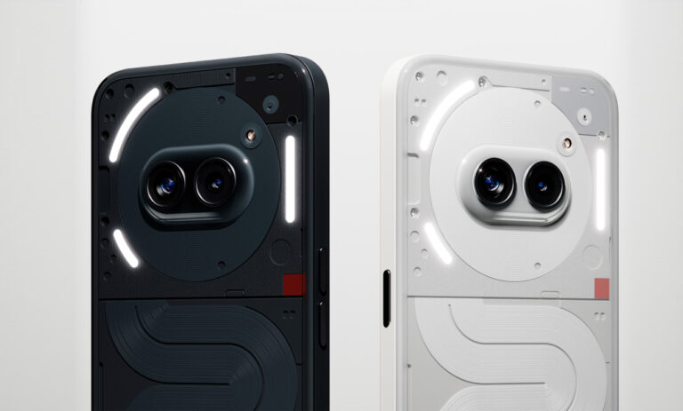 Dwa smartfony Nothing Phone (2a) z unikalnym wzornictwem tylnej części, jeden czarny, a drugi biały, z podwójnymi obiektywami aparatów i dekoracyjnymi elementami.