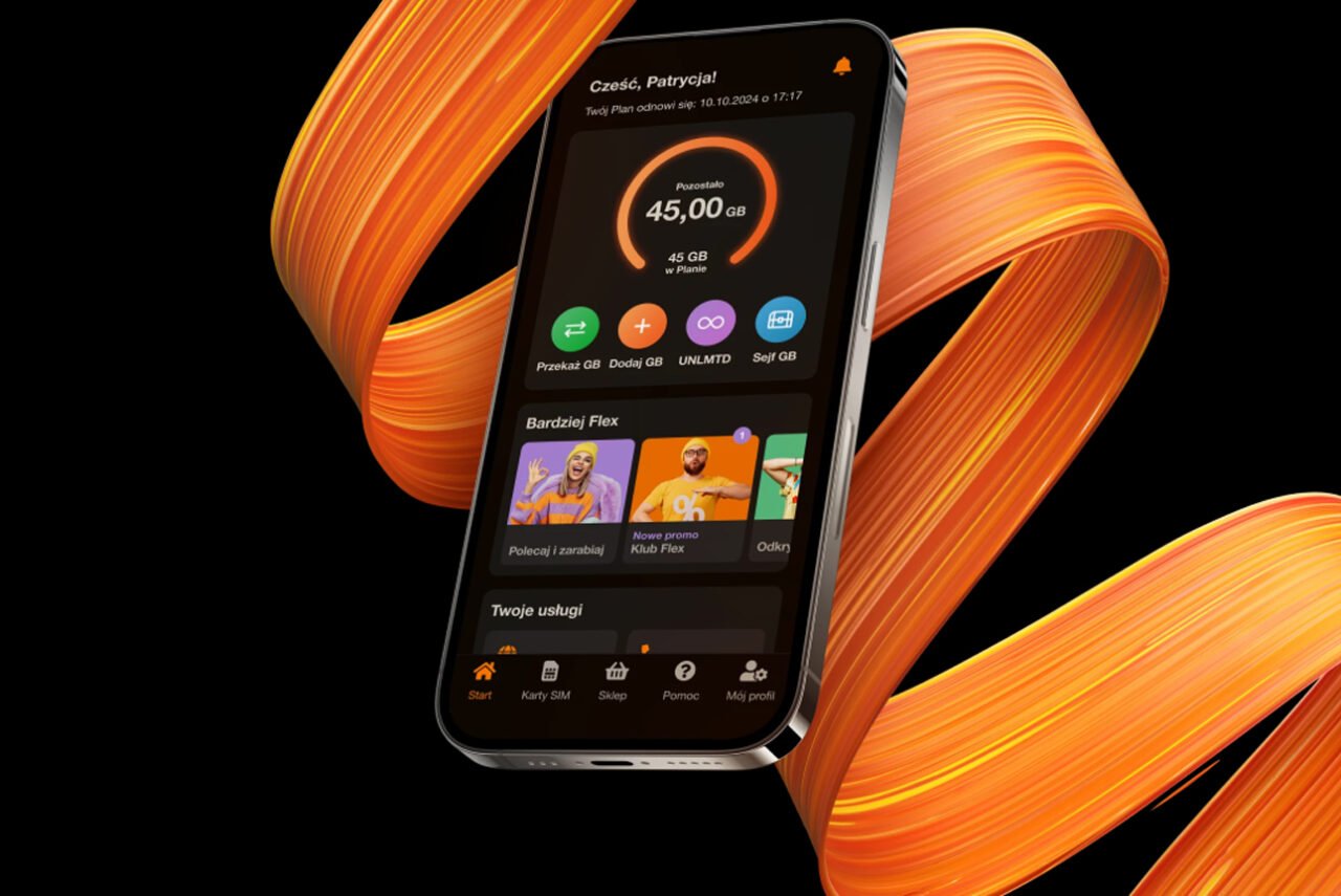 Grafika z Orange Flex, w ramach której jest dostępna roczna subskrypcja w orange flex. Smartfon wyświetlający aplikację mobilną z danych operatora komórkowego, z graficznym interfejsem użytkownika przedstawiającym opcje taryf i usług, na tle abstrakcyjnych, pomarańczowych linii światłowodowych.