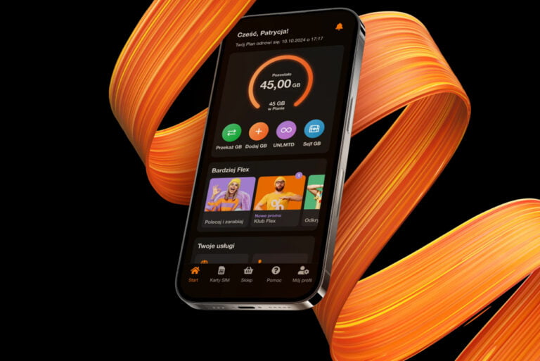 Grafika z Orange Flex. Smartfon wyświetlający aplikację mobilną z danych operatora komórkowego, z graficznym interfejsem użytkownika przedstawiającym opcje taryf i usług, na tle abstrakcyjnych, pomarańczowych linii światłowodowych.
