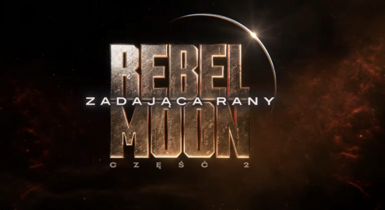 Logo filmu "Rebel Moon Zadająca Rany część 2" z metalicznym tekstem na tle kosmicznym z częściowo widocznym, podświetlonym słońcem planetą.