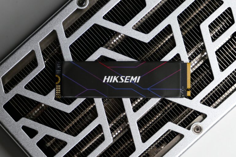 Moduł pamięci RAM marki HIKSEMI umieszczony na radiatorze wewnątrz komputera.