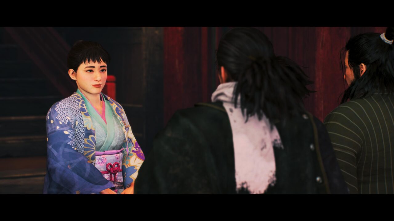Recenzja Rise of the Ronin. Obraz przedstawiający postać z komputerowej gry, młodą kobietę w tradycyjnym japońskim kimono, rozmawiającą z dwoma mężczyznami z tyłu, również ubranymi w stylu historycznego Japonii.