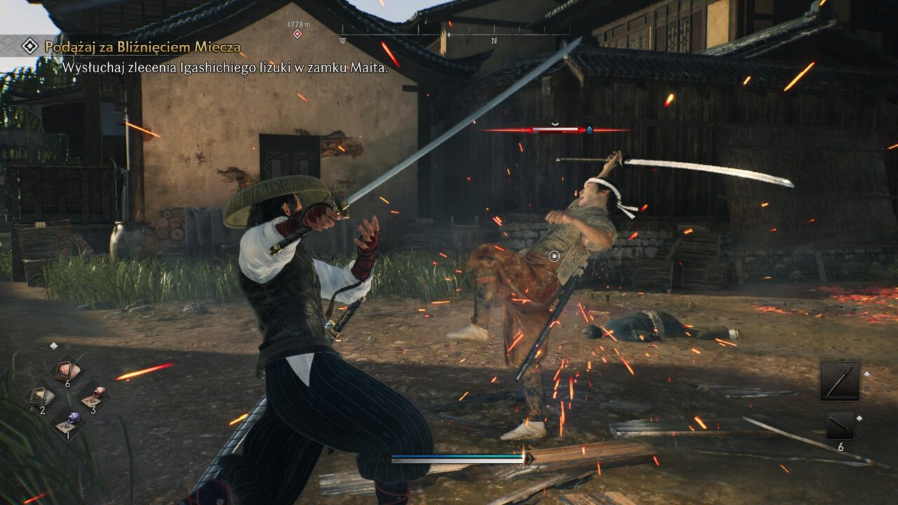 Recenzja Rise of the Ronin. Scena walki z gry wideo, gdzie postać w kapeluszu wymachuje mieczem w kierunku wroga, w tle widoczne tradycyjne japońskie budynki.