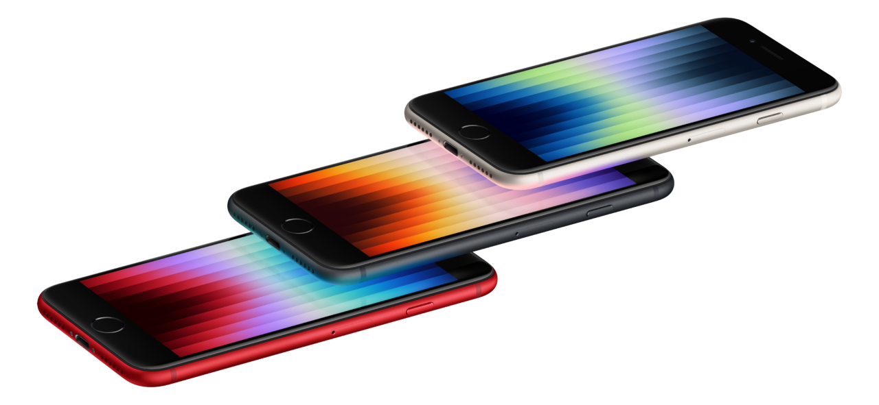 Najtańszy iPhone, który dostanie iOS 18. Trzy smartfony ułożone na sobie z ekranami wyświetlającymi gradient barw, położone na czarnym tle.