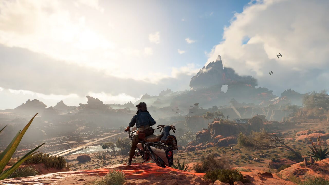 Captura de tela do jogo Star Wars Outlaws. Uma pessoa em uma motocicleta observando uma paisagem pitoresca e rochosa com estruturas futurísticas ao fundo e pássaros voando.