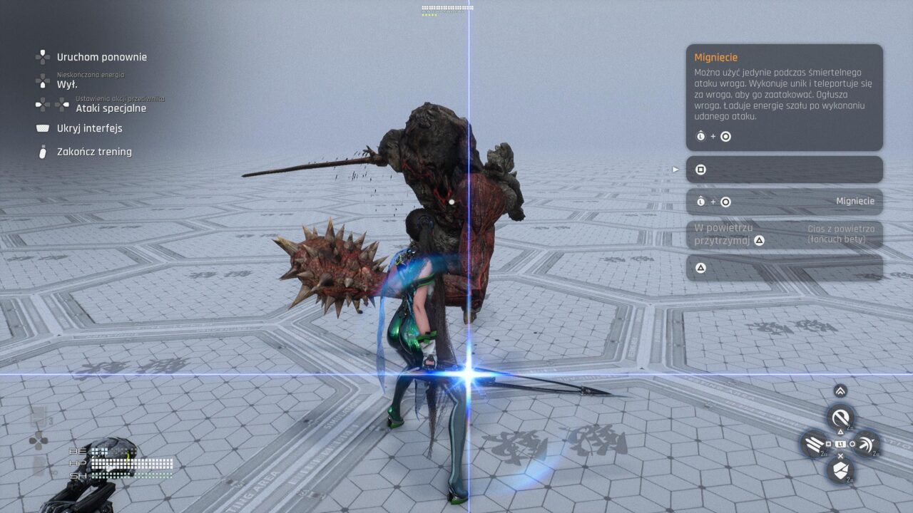 Postać w grze komputerowej Stellar Blade z mieczem stoi naprzeciwko fantastycznego potwora na holograficznym treningowym poligonie, z widocznym menu opcji gry i instrukcji ataków po obu stronach ekranu.
