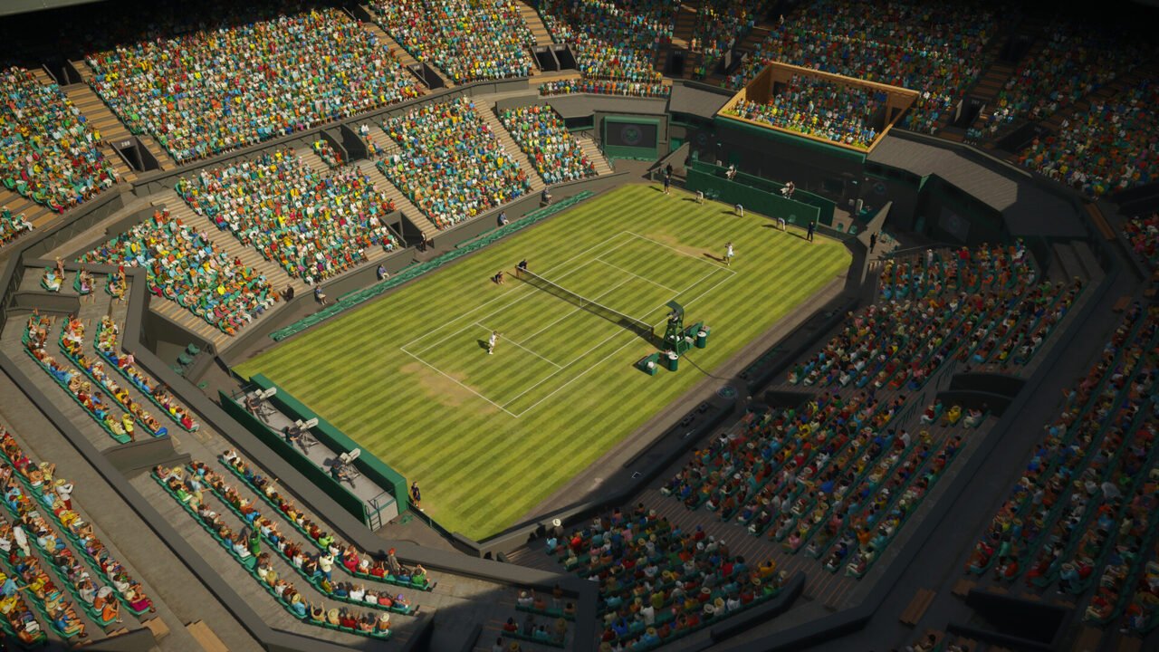 Widok z lotu ptaka na pełny widowni stadion tenisowy podczas meczu na korcie trawiastym.