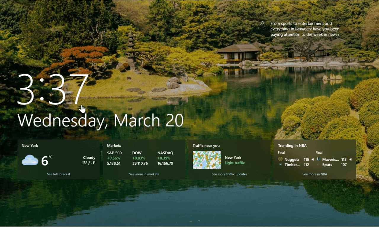Japoński ogród z odbiciem w stawie na pierwszym planie i interfejsem użytkownika pokazującym czas, pogodę, informacje o rynkach finansowych, ruch drogowy i aktualności sportowe w Windows 10.