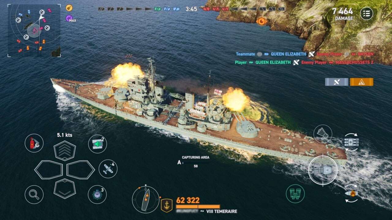 Zrzut ekranu z gry World of Warships Legends przedstawiający pancernik morski w trakcie walki, oddający ogień z głównych dział. Pokazane są interfejs użytkownika i statystyki, w tym prędkość okrętu, zdrowie oraz postęp przejmowania obszaru.