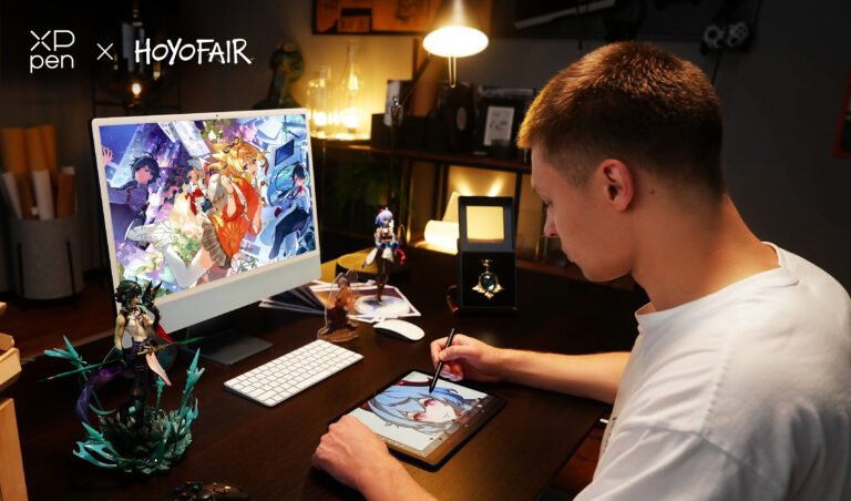 Młody mężczyzna rysujący na cyfrowym tablecie graficznym XPPen z ekranem, na którym widnieje kolorowa ilustracja postaci anime. Obok stolika z tabletami znajdują się figurki anime i inne akcesoria. W tle biurko z komputerem wyświetlającym podobną ilustrację anime.
