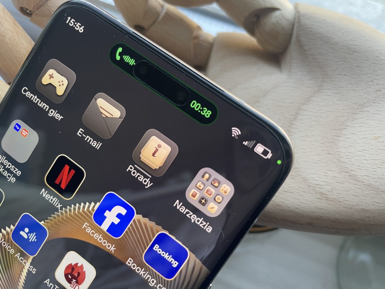 Ekran smartfona z widocznymi ikonami aplikacji i paskiem stanu z sygnałem, baterią i czasem "15:36".