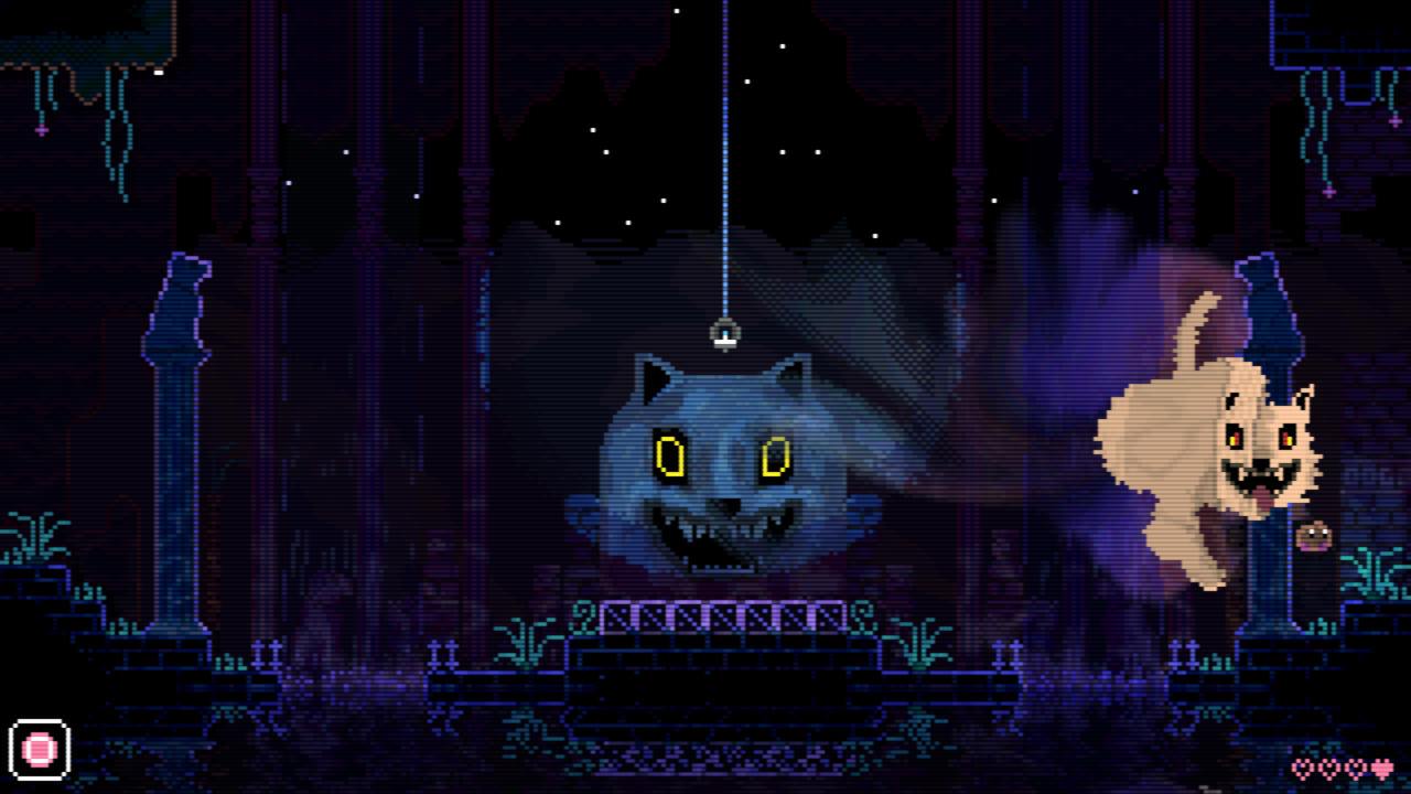 Grafika w stylu piksel art z gry Animal Well przedstawiająca dwie postacie kocie w ciemnej, niebieskawej jaskini: większego kota w tle o złotych oczach i mrocznym wyrazie twarzy, oraz mniejszego, radosnego kota w pierwszym planie z różowym serduszkiem nad głową. Na dole obrazu znajduje się interfejs użytkownika z ikoną baterii i trzema sercami wskazującymi poziom życia.