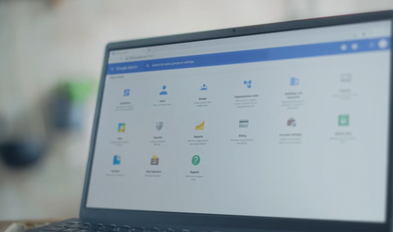 Laptop z otwartym oprogramowaniem Chrome OS do zarządzania, wyświetlającym różne opcje takie jak użytkownicy, grupy, raporty i wsparcie techniczne.