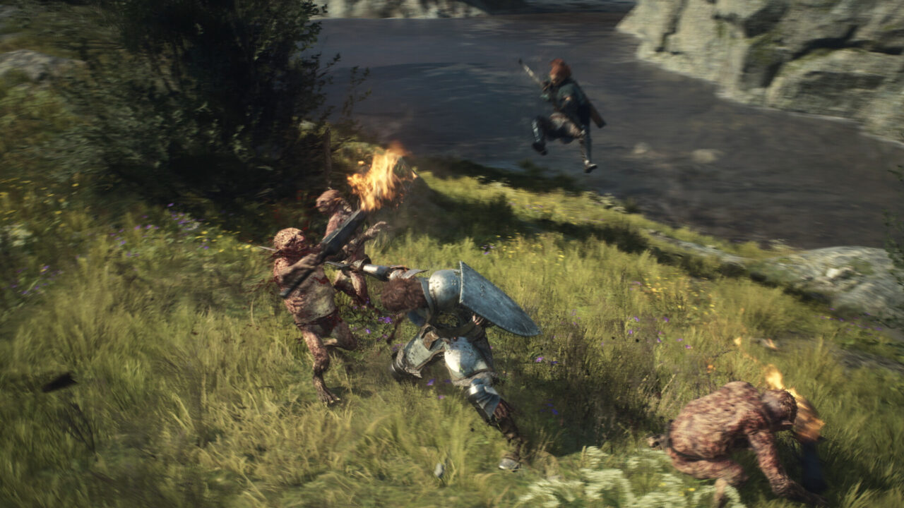 Scena walki z gry komputerowej Dragon's Dogma 2, gdzie postać w średniowiecznej zbroi broni się przed atakującymi go potworami na zielonej łące.