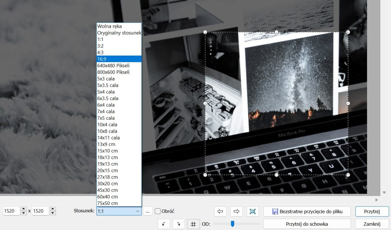 Zdjęcie ekranu komputera z otwartym programem do edycji graficznej, w którym jest edytowane zdjęcie nocnego nieba z galaktyką. Na pierwszym planie widać klawiaturę laptopa MacBook Pro, wokół interfejs programu graficznego z różnymi opcjami rozmiaru i przyciskami.