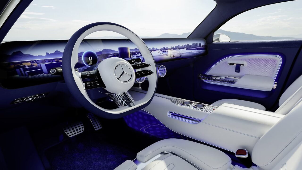 Ładowanie samochodu elektrycznego. Wnętrze luksusowego samochodu z futurystycznym wzornictwem, wyposażone w wielofunkcyjną kierownicę z logo Mercedes, szeroki wyświetlacz deski rozdzielczej, eleganckie białe siedzenia i niebieskie oświetlenie akcentowe.