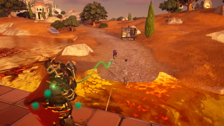 Gra komputerowa Fortnite - Podłoga to Lawa z perspektywy pierwszej osoby, widok na postać z futurystyczną bronią celującą w inną postać w wirtualnym środowisku przypominającym pustynię.