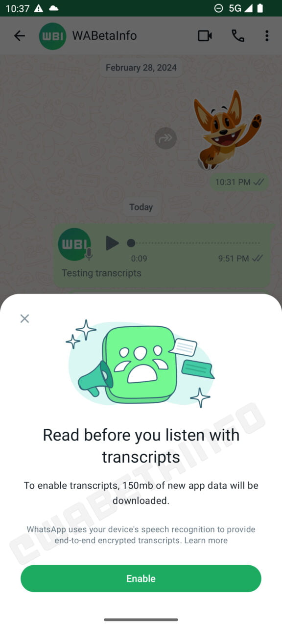 Głosówki w WhatsApp z otwartą konwersacją z WABetaInfo, wyświetlającą wiadomości głosowe i pop-up z funkcją transkrypcji "Read before you listen with transcripts", która informuje o konieczności pobrania 150MB danych, by umożliwić transkrypcje. Na górze ekranu widoczne są ikony z zasięgiem 5G i czasem 10:37.