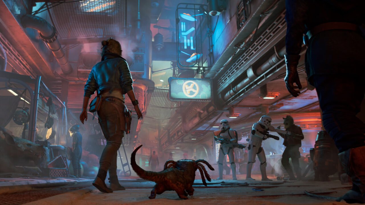 Scena science-fiction z gry Star Wars Outlaws z postaciami w futurystycznym wnętrzu, w tle żołnierze w białych zbrojach, na pierwszym planie osobnik w niebieskiej kurtce oraz niezidentyfikowane stworzenie, wokół liczne światła i hologramy.