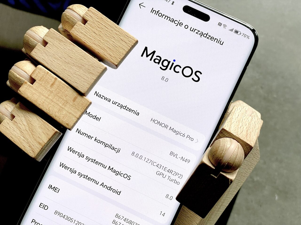 Ekran smartfona pokazujący informacje o urządzeniu z systemem MagicOS 8.0, aktualizacja, nowa wersja