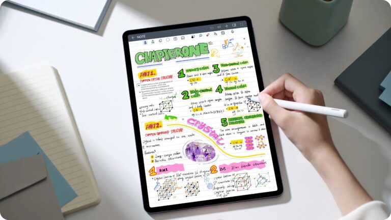Osoba używa rysika do pracy na cyfrowym notatniku z kolorowymi notatkami edukacyjnymi dotyczącymi struktur chemicznych i kryształów.