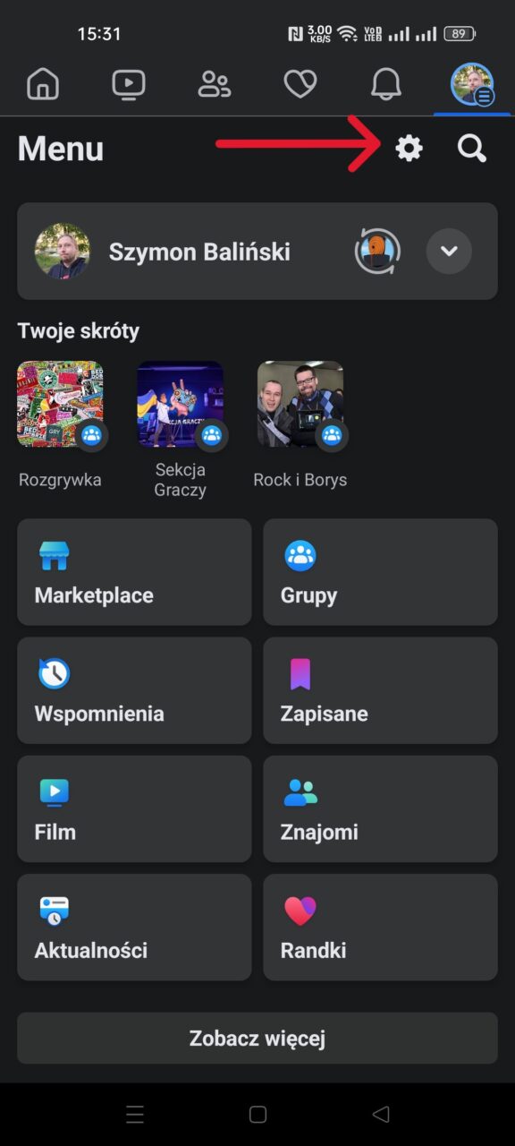 Zrzut ekranu menu aplikacji mobilnej w trybie ciemnym, zawierający opcje takie jak "Rozgrywka", "Sekcja Graczy", "Rock i Borys", "Marketplace", "Grupy", "Wspomnienia", "Zapisane", "Film", "Znajomi", "Aktualności" i "Randki". Na górze ekranu widoczne ikony statusu i powiadomień oraz zdjęcie profilowe użytkownika o imieniu Szymon Baliński. Wskazówka co do tego, jak ukryć znajomych na FB z poziomu aplikacji mobilnej