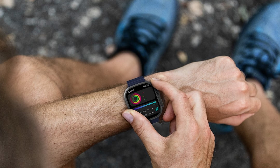 Osoba używająca smartwatcha będącego alternatywą dla Apple Watch Ultra, przeglądająca wykresy aktywności fizycznej.