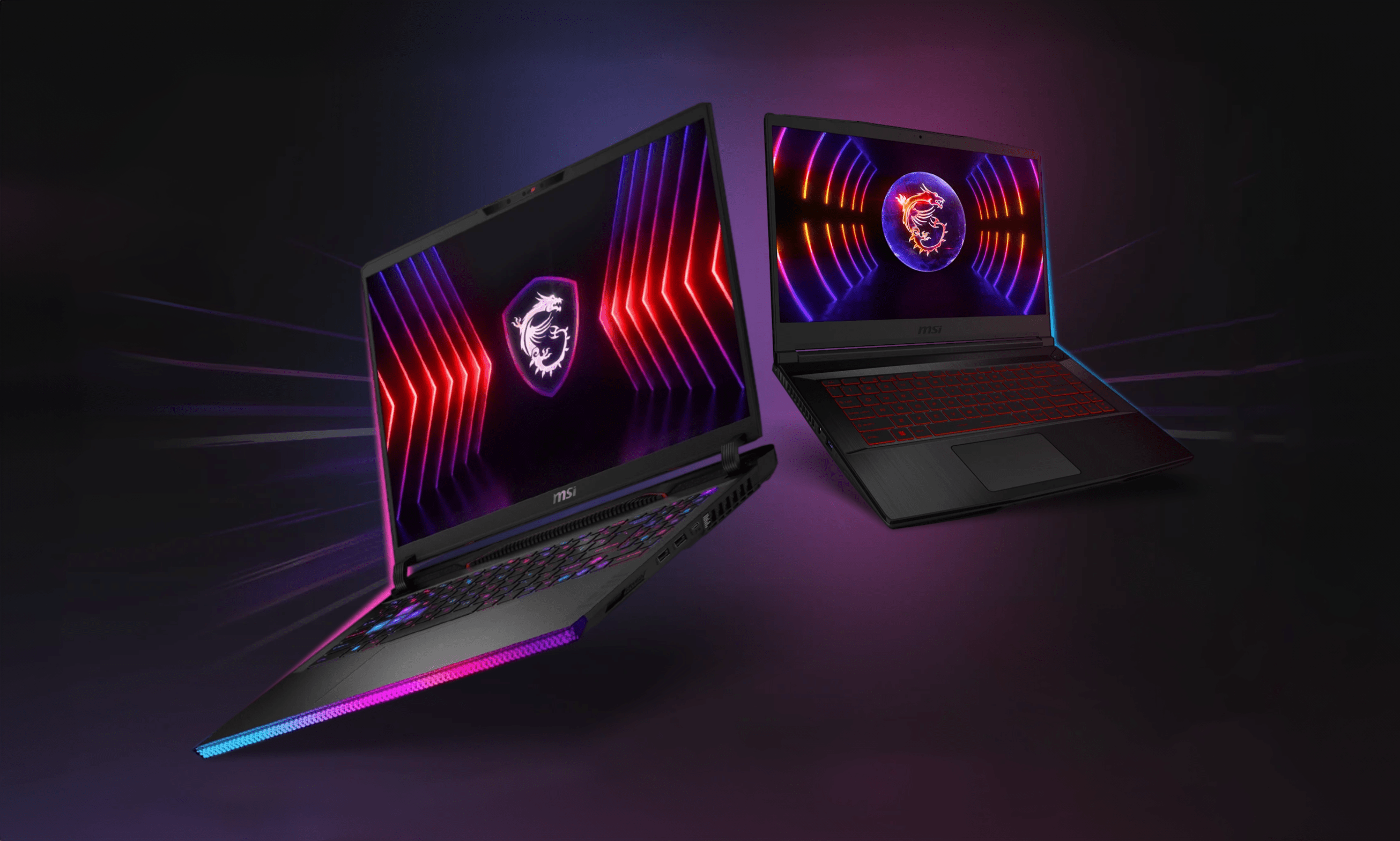 Dwa gamingowe laptopy MSI z podświetleniem RGB na tle o ciemnofioletowym oświetleniu.